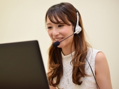 チャットレディがパソコンでチャットしている画像